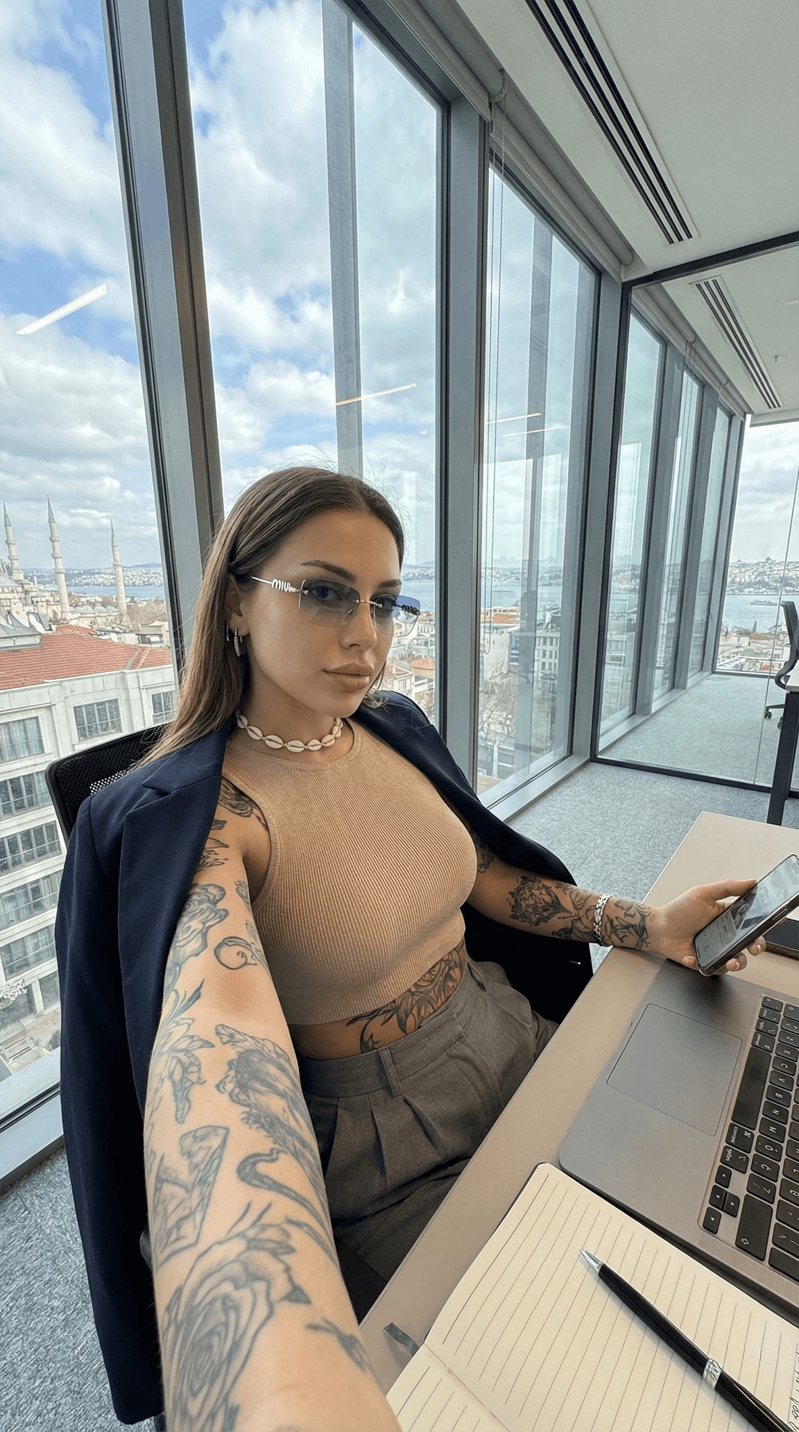 Modern Plaza Office Selfie — Corporate Aesthetic in Istanbul 效果示例
