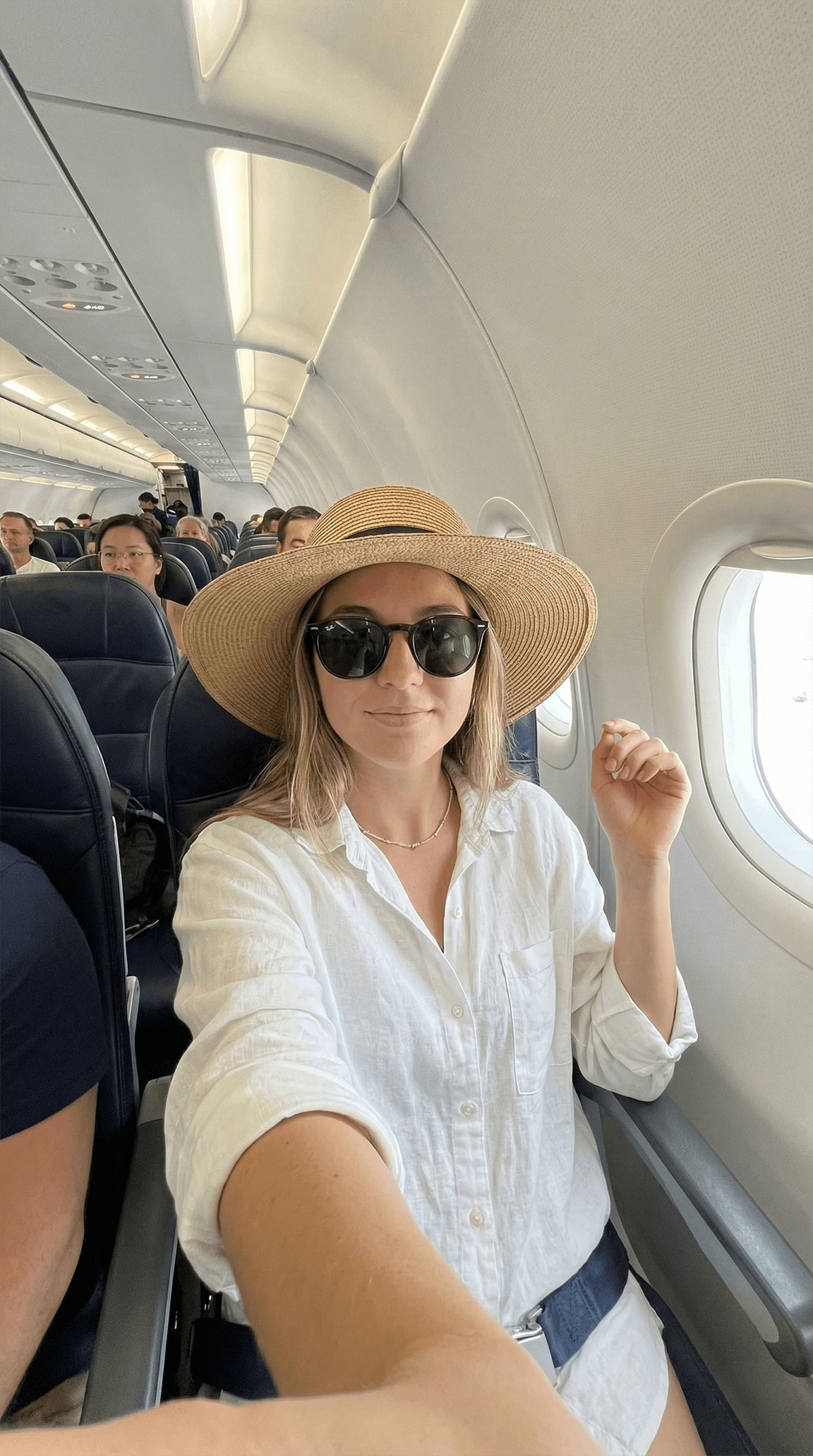 In-Flight Vacation Selfie — Natural Front Camera Perspective 生成效果示例