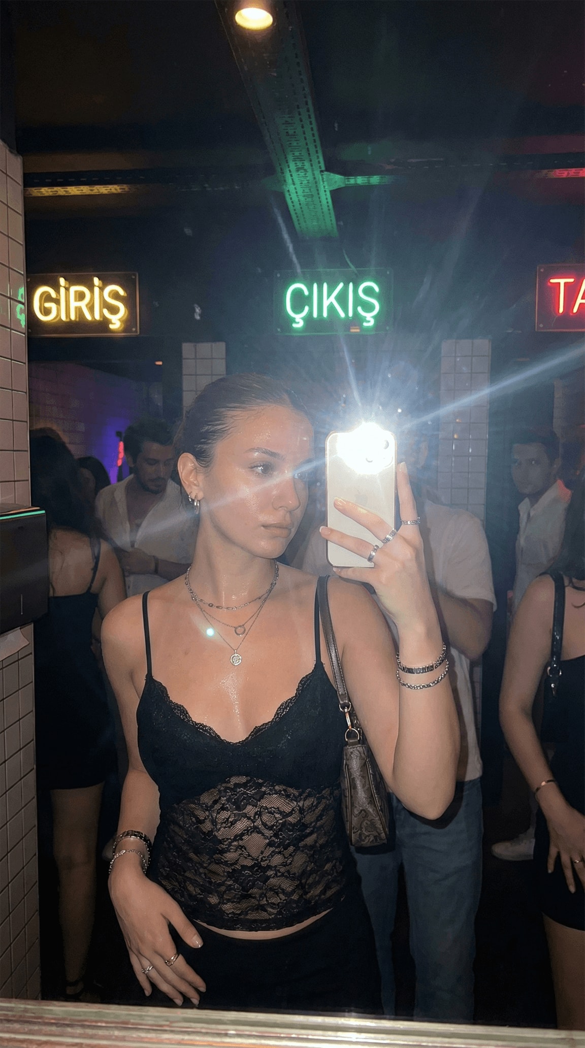 Nightclub Mirror Selfie 生成效果示例