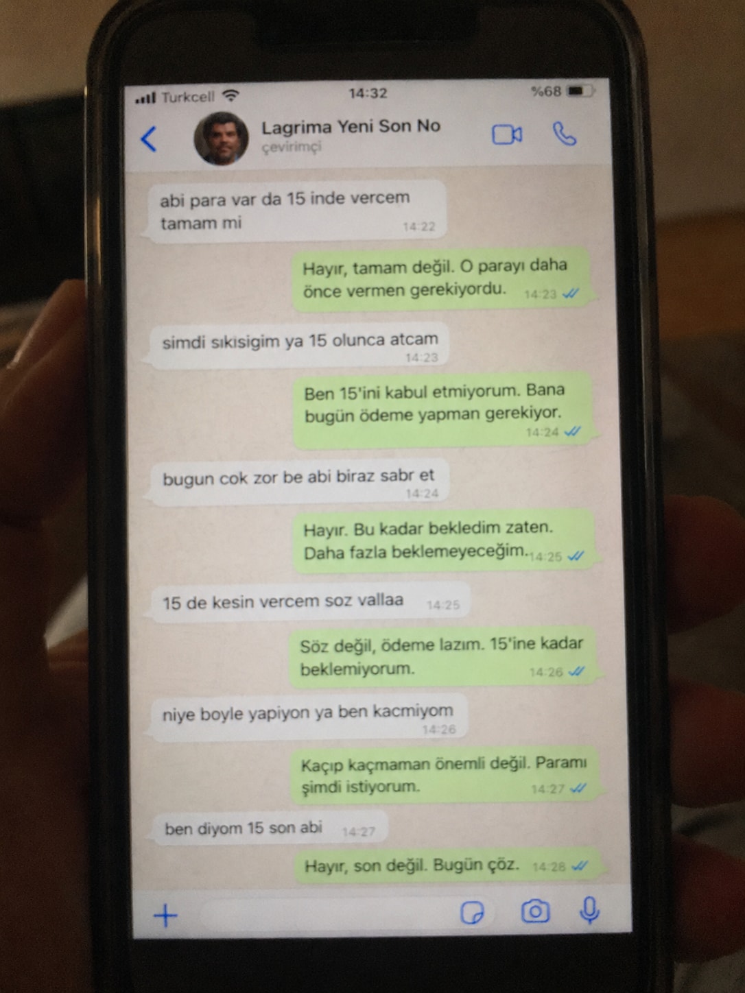Realistic Amateur Phone Photo with WhatsApp Chat 生成效果示例