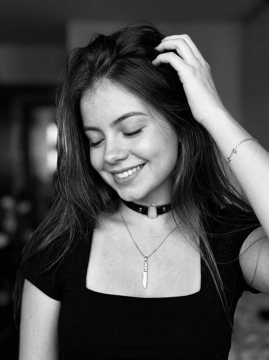 Intimate Monochrome Smile Portrait 生成效果示例