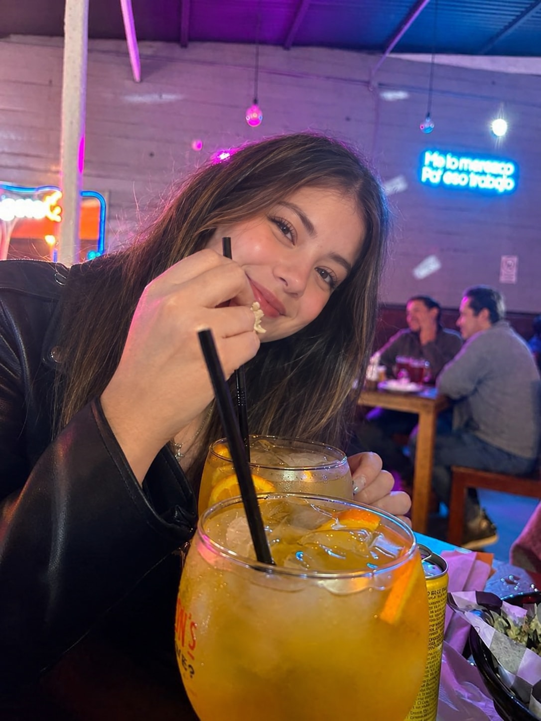Spontaneous Neon Bar Snapshot 生成效果示例